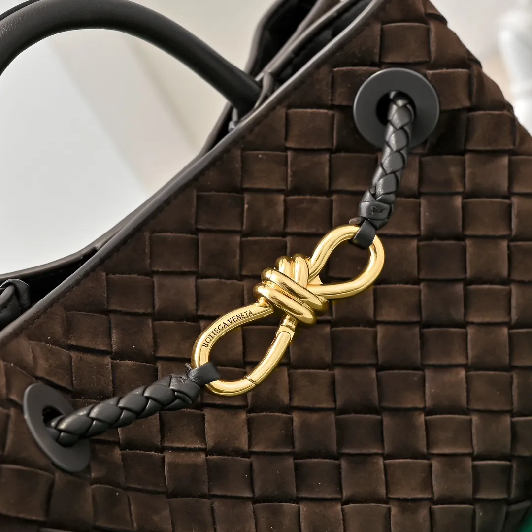 The 2024 new Andiamo batch 1920 BV has been shipped‼ ️Really popular🔥The new Andiamo woven handbag launched by Bottega Veneta this season is really popular all over the world! ! Celebrities at home and abroad have worn it, and Oscar-winning actress Michelle Yeoh has taken it out on the street. Song Jia, Trai Yara, Yu Feihong, Sanji Ayaka, Rosie Hunting-Whiteley, Yoshioka Riho, etc. have all picked up this bag. It is classic and versatile, showing off its temperament, and the bag capacity is also large, which is very convenient for daily commuting! ! A variety of carrying methods, the shoulder straps can be adjusted by yourself, the original lambskin feels soft and delicate, and the neutral style is created to break gender boundaries and bring a more practical and longer-lasting use experience. Andiamo, which has both elegant and casual styles, perfectly interprets the true appearance of "fashionable old money style". Style number: 7463 (suede) Size: 25*22*10.5cm